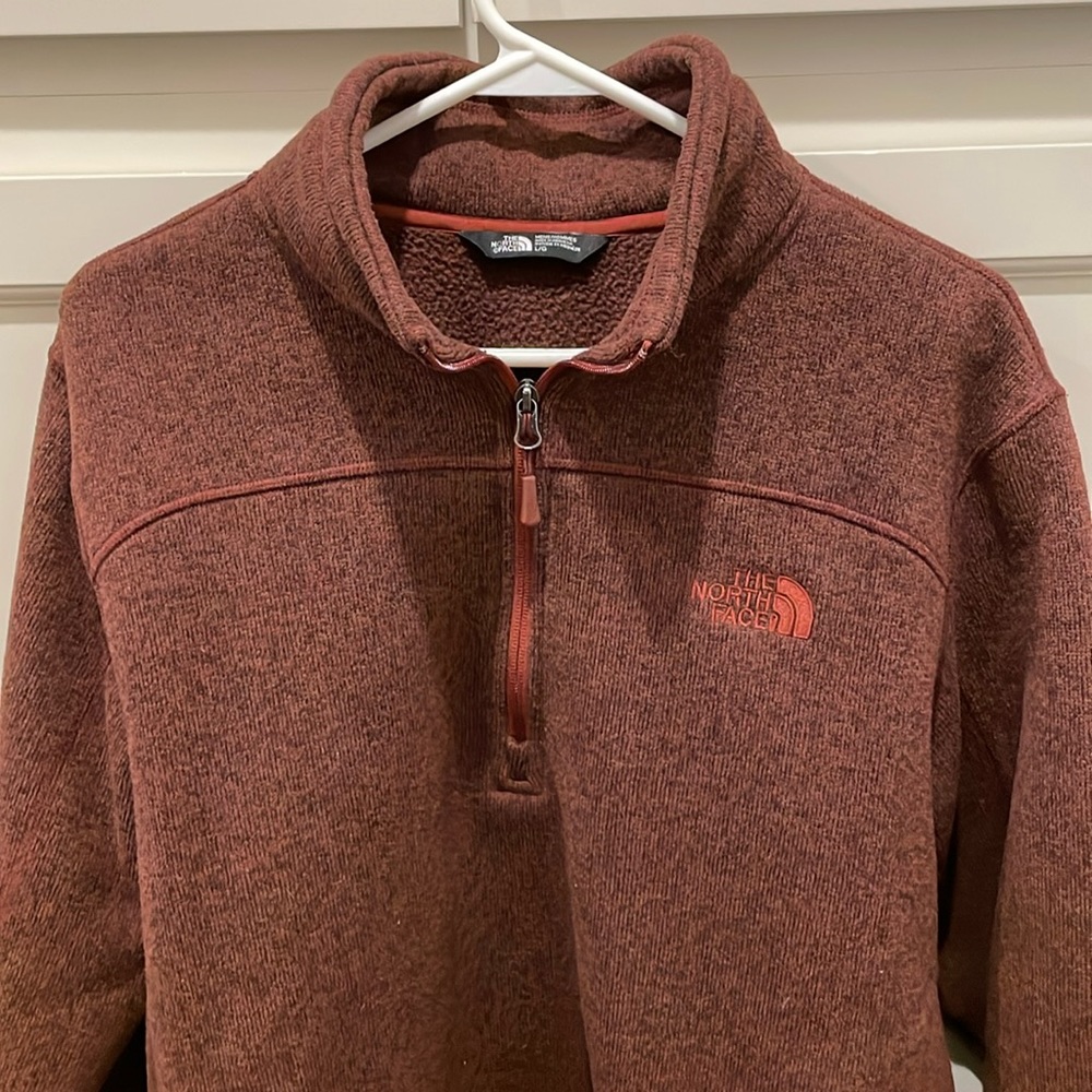North face men’s fleece. Size large. Heavy duty. Burgundy in color.